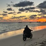 Dominikanische Republik_Sonnenuntergang im Meer_Motorrad am Strand